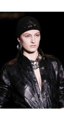 Details Saint Laurent Fall 2018 Ready-to-Wear , Детали показа Ив Сен Лоран , Детали осень зима 2018 , Fashion show , неделя моды в Париже , PFW , Mainstyles